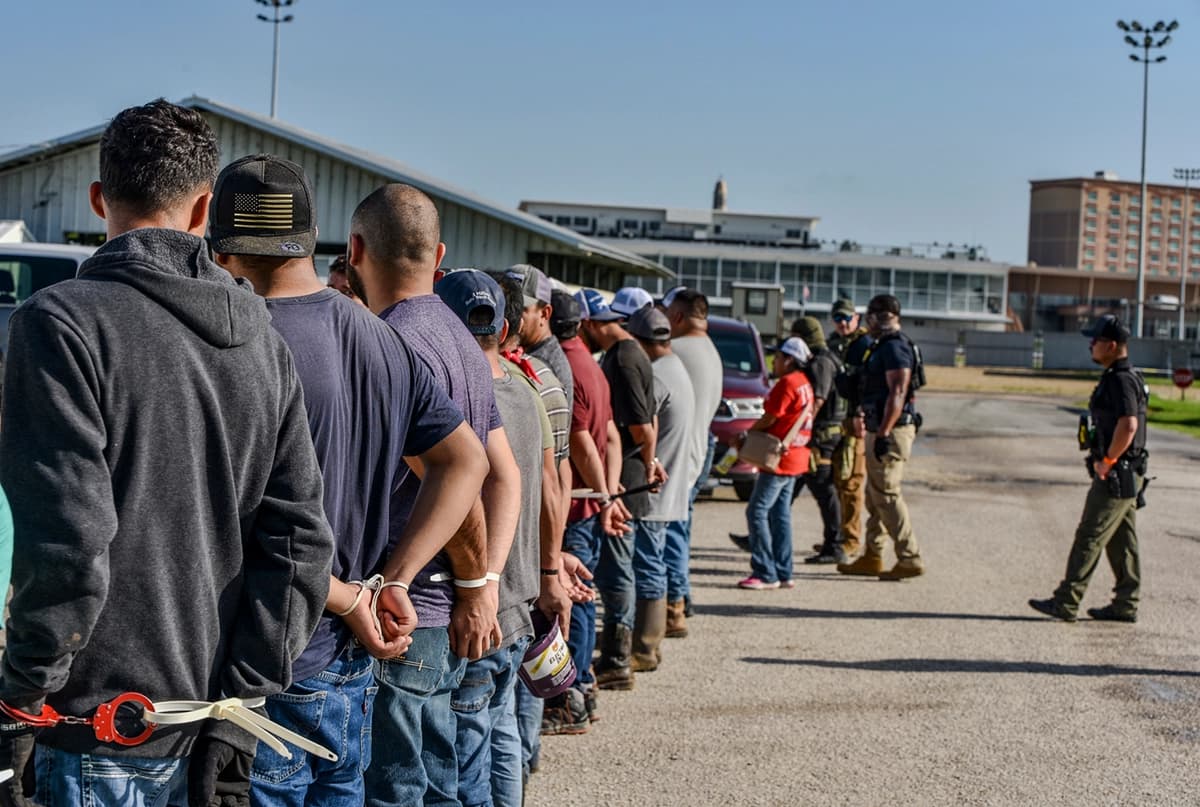 El ICE arrestó a más de 80 inmigrantes indocumentados durante una operación de control migratorio en un hipódromo de Luisiana en 2025. (Cortesía del DHS).