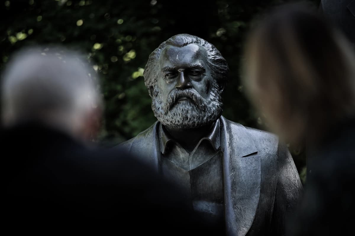 Visitantes observan una estatua de Karl Marx en un parque público de Berlín el 4 de mayo de 2018. (Sean Gallup/Getty Images).