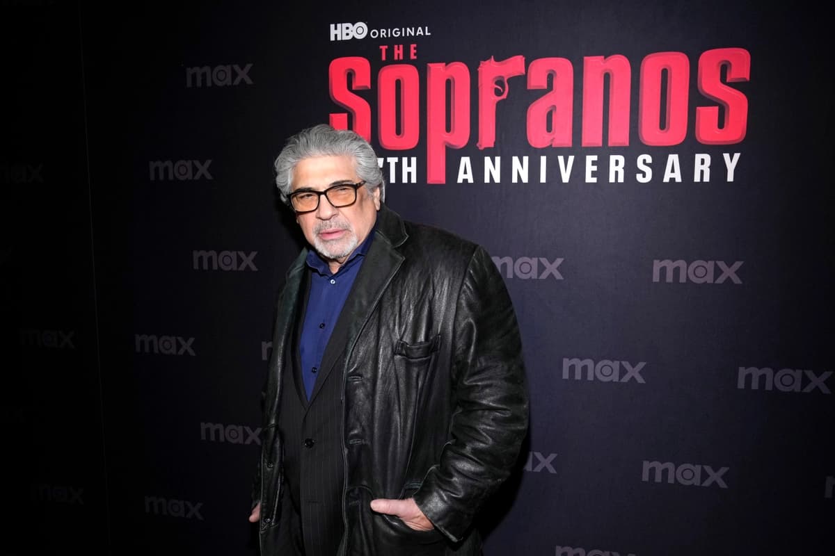 Vincent Pastore asiste a la celebración del 25 aniversario de "Los Soprano" en Da Nico, Nueva York, el 10 de enero de 2024. (Charles Sykes/Invision/AP)