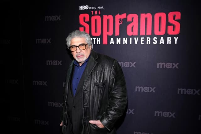 Vincent Pastore asiste a la celebración del 25 aniversario de "Los Soprano" en Da Nico, Nueva York, el 10 de enero de 2024. (Charles Sykes/Invision/AP)