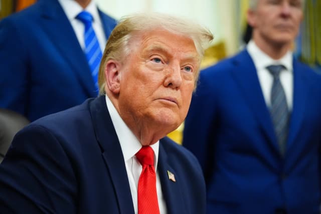 El presidente Donald Trump habla sobre la modernización del Aeropuerto Internacional de Dulles en el Despacho Oval de la Casa Blanca, el 29 de julio de 2026. (Julia Demaree Nikhinson/AP Photo)