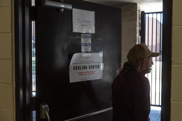 Daniel Aragonez sale de un centro de refrigeración en Los Ángeles el 31 de julio de 2026. (Jae C. Hong/AP Photo)