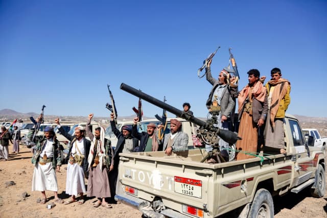 Combatientes hutíes y miembros de tribus organizan una manifestación en contra de los ataques de EE. UU. y el Reino Unido contra instalaciones militares controladas por los hutíes cerca de Saná, Yemen, el 14 de enero de 2024. (Foto AP)