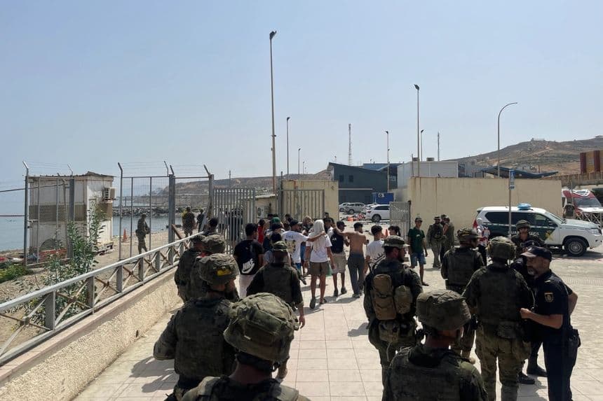 Soldados españoles y agentes de la Guardia Civil escoltan a un grupo de jóvenes migrantes de regreso a Marruecos cerca de la frontera costera en Ceuta, España, el 1 de agosto de 2026. (Etienne Fauchaire/The Epoch Times)