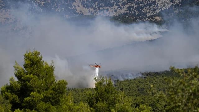 Dos muertos deja colisión de helicópteros de extinción de incendios cerca de Atenas en medio de emergencia