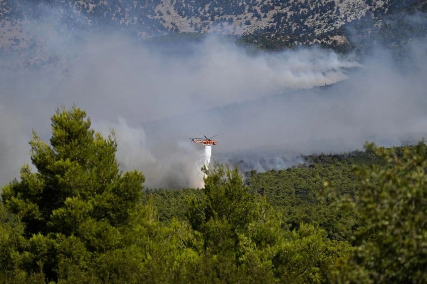Dos muertos deja colisión de helicópteros de extinción de incendios cerca de Atenas en medio de emergencia