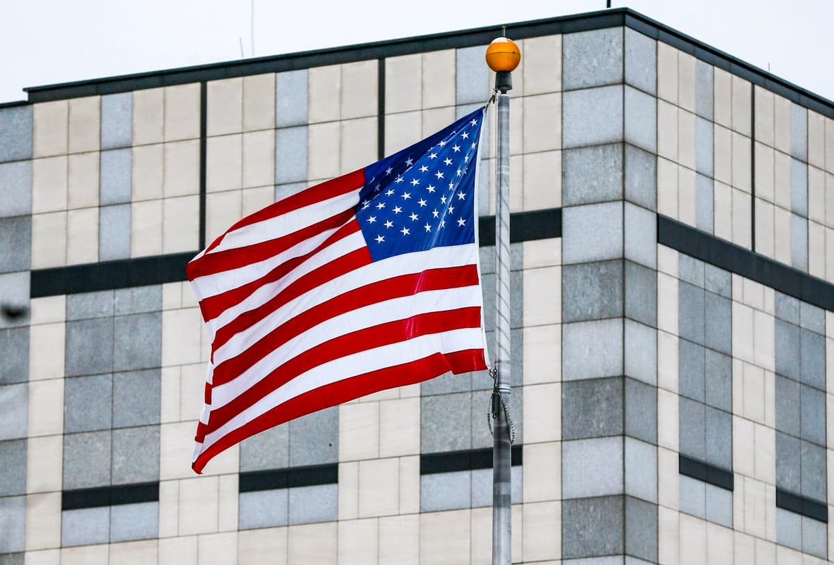 Una bandera ondea al viento en una embajada de EE. UU. en una foto de archivo. (Gleb Garanich/Reuters)