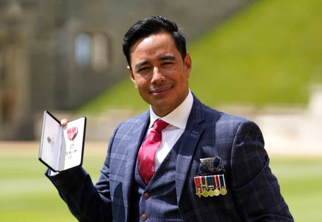 El cabo Nirmal Purja posa con su medalla tras ser nombrado Miembro de la Orden del Imperio Británico (MBE) durante una ceremonia de investidura en el Castillo de Windsor, Reino Unido, el 8 de junio de 2022. (Andrew Matthews/AFP vía Getty Images)