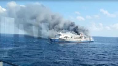 Incendio de un ferry de pasajeros deja cinco muertos y decenas de desaparecidos