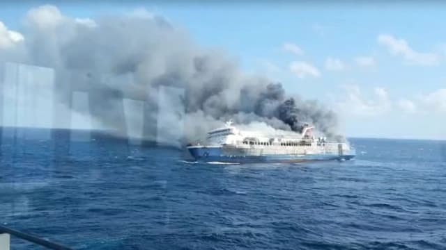 Incendio de un ferry de pasajeros deja cinco muertos y decenas de desaparecidos