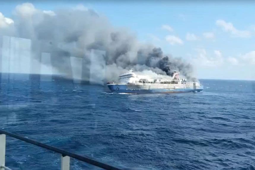 Una densa columna de humo se eleva del buque de pasajeros Mutiara Santosa 2 tras incendiarse en aguas cercanas a la isla de Madura, Indonesia, el 2 de agosto de 2026. (BASARNAS vía AP)