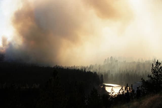 El incendio Old Trails se observa desde W. Northwest Blvd. en Spokane, Washington, el 1 de agosto de 2026. (Foto AP/Young Kwak)