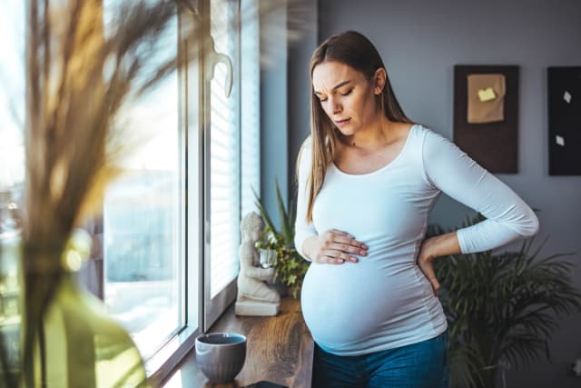La mejor forma de prevenir la hipertensión gestacional durante el embarazo es controlar los factores de riesgo que contribuyen a esta afección. (Dragana Gordic/Shutterstock)