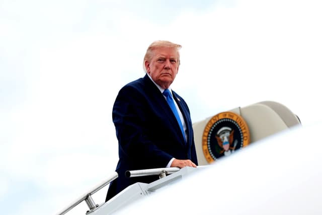 El presidente Donald Trump aborda el Air Force One en el Aeropuerto Municipal de Morristown, en Morristown, Nueva Jersey, el 2 de agosto de 2026. (Anna Moneymaker/Getty Images)