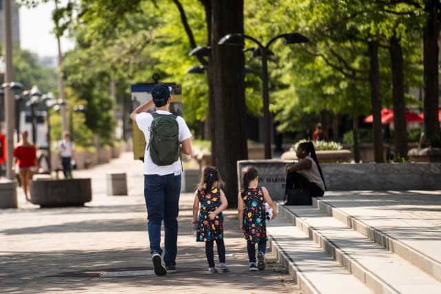 Una familia camina por Washington el 13 de julio de 2026. (Madalina Kilroy/The Epoch Times)