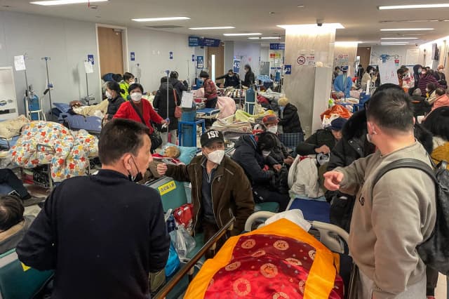 Se ve a pacientes en camillas en el hospital Tongren de Shanghái el 3 de enero de 2023. (Héctor Retamal/AFP vía Getty Images)