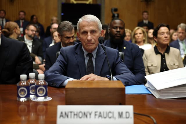 El exdirector de los Institutos Nacionales de Salud (NIH), Anthony Fauci, testifica ante la audiencia del Comité de Seguridad Nacional y Asuntos Gubernamentales del Senado el 29 de julio de 2026 en Washington, DC. (Kevin Dietsch/Getty Images)