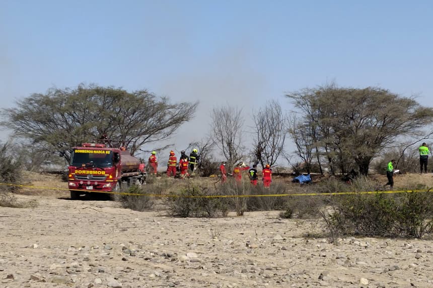 Fotografía de archivo de integrantes de los Bomberos de Nazca operan en la zona donde una avioneta que sobrevolaba sobre las Líneas de Nazca se estrelló y dejó trece personas fallecidas, entre ellos 11 turistas en la municipalidad provincial de Nazca, Perú. (EFE/Victor Quilca)