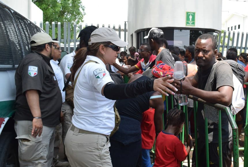 Alrededor de 40 migrantes cubanos que fueron asegurados y trasladados del centro del país a la estación migratoria siglo XXI, en el sureño estado de Chiapas, se amotinaron al conocer que iban a ser deportados y prendieron fuego al interior de las instalaciones. Fotografía de archivo. (EFE/ José Torres)