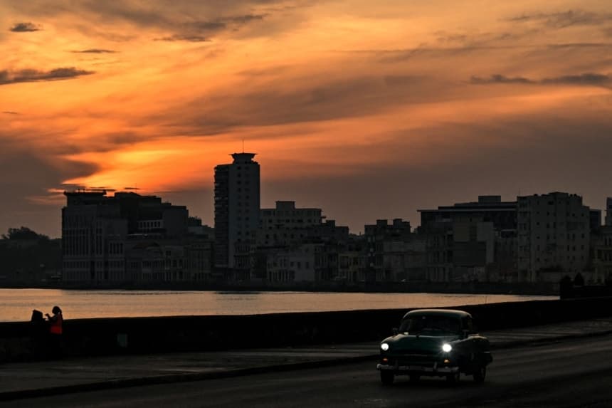 La Habana durante un apagón a nivel nacional el 3 de agosto de 2026. La red eléctrica de Cuba sufrió una falla el 2 de agosto de 2026, lo que provocó otro apagón a nivel nacional. (Yamil Lage / AFP vía Getty Images)