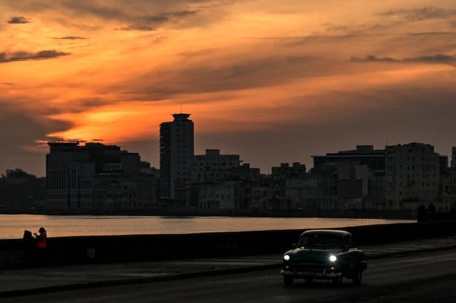 La Habana durante un apagón a nivel nacional el 3 de agosto de 2026. La red eléctrica de Cuba sufrió una falla el 2 de agosto de 2026, lo que provocó otro apagón a nivel nacional. (Yamil Lage / AFP vía Getty Images)