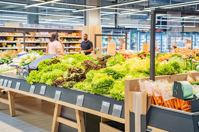 (Imagen ilustrativa) Frutas y verduras en una tienda (Albin Bonnard / Hans Lucas / AFP vía Getty Images)