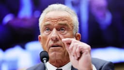 RFK Jr. discute con presentadora de CNN sobre gestión de la pandemia de COVID-19 y vacunas