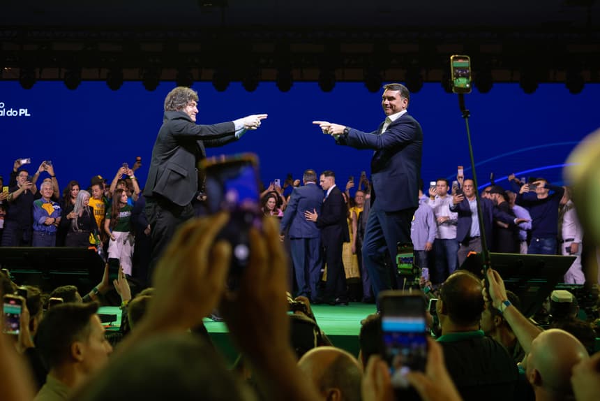 El senador de Brasil Flávio Bolsonaro (d) y el presidente de Argentina, Javier Milei (i), reaccionan en la convención nacional del Partido Liberal de Brasil (PL) este sábado, en São Paulo, Brasil. (EFE/ Isaac Fontana)