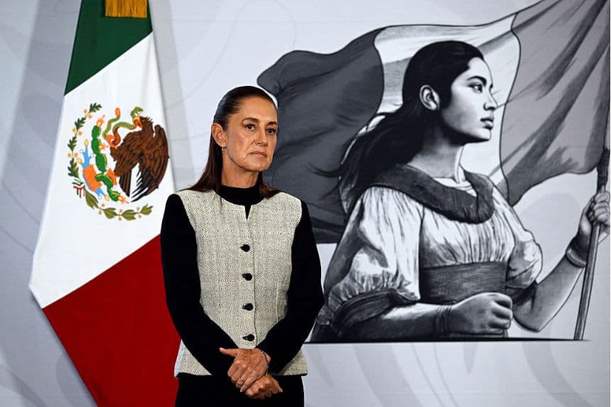 La presidenta de México, Claudia Sheinbaum, gesticula durante su conferencia de prensa diaria en el Palacio Nacional de la Ciudad de México, el 3 de agosto de 2026. (Alfredo ESTRELLA / AFP vía Getty Images)