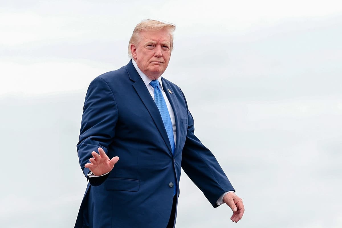 El presidente Donald Trump se prepara para abordar el Air Force One en el aeropuerto municipal de Morristown, Nueva Jersey, el 2 de agosto de 2026. (Anna Moneymaker/Getty Images).