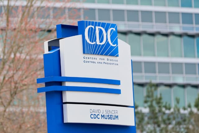 Un letrero con el logotipo de los Centros para el Control y la Prevención de Enfermedades (CDC) se exhibe en la entrada de la sede de la agencia en Atlanta el 2 de marzo de 2025. (Miguel Martínez/Atlanta Journal-Constitution vía AP).