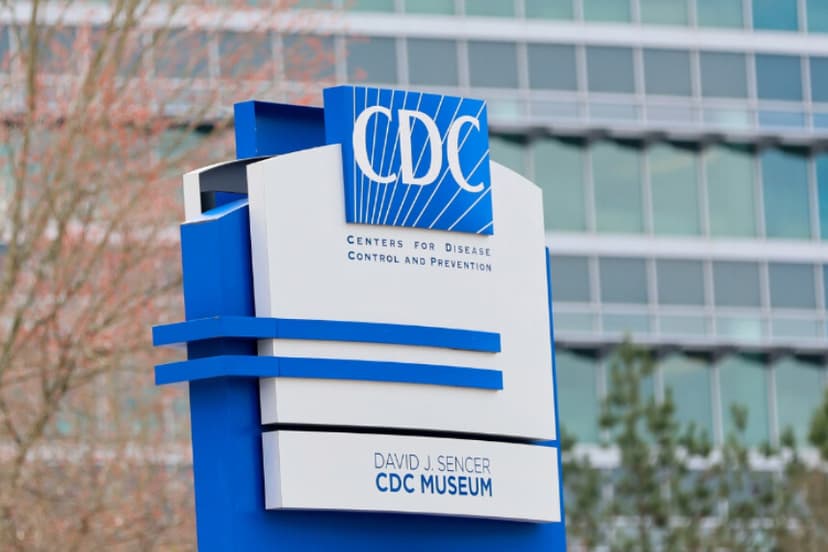 Un letrero con el logotipo de los Centros para el Control y la Prevención de Enfermedades (CDC) se exhibe en la entrada de la sede de la agencia en Atlanta el 2 de marzo de 2025. (Miguel Martínez/Atlanta Journal-Constitution vía AP).