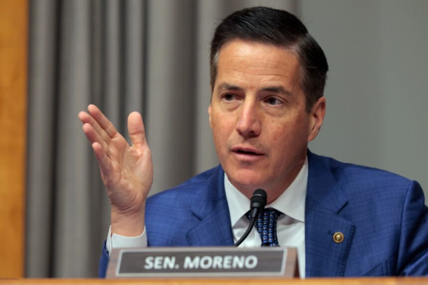 El senador Bernie Moreno (R-OH) interviene durante una audiencia sobre la supervisión del Departamento de Seguridad Nacional ante el Comité de Seguridad Nacional y Asuntos Gubernamentales del Senado en el edificio de oficinas del Senado Dirksen en Washington, el 12 de febrero de 2026. (Chip Somodevilla/Getty Images).