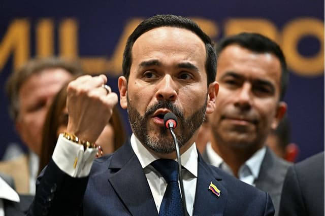 El presidente electo de Colombia, Abelardo de la Espriella, habla durante una conferencia de prensa en Bogotá, el 30 de julio de 2026. De la Espriella asumirá el cargo, el 7 de agosto de 2026. (Luis ACOSTA / AFP vía Getty Images)
