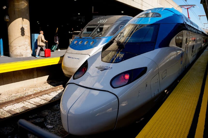 Un nuevo tren NextGen Amtrak Acela (derecha) es visible mientras los pasajeros abordan un modelo original del tren Regional Acela (izquierda) en Washington el 27 de agosto de 2025. (Andrew Harnik/Getty Images).