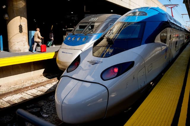 Un nuevo tren NextGen Amtrak Acela (derecha) es visible mientras los pasajeros abordan un modelo original del tren Regional Acela (izquierda) en Washington el 27 de agosto de 2025. (Andrew Harnik/Getty Images).