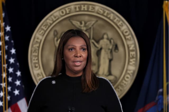 La fiscal general Letitia James habla durante una conferencia de prensa en su oficina en la ciudad de Nueva York el 16 de octubre de 2025. (Michael M. Santiago/Getty Images).