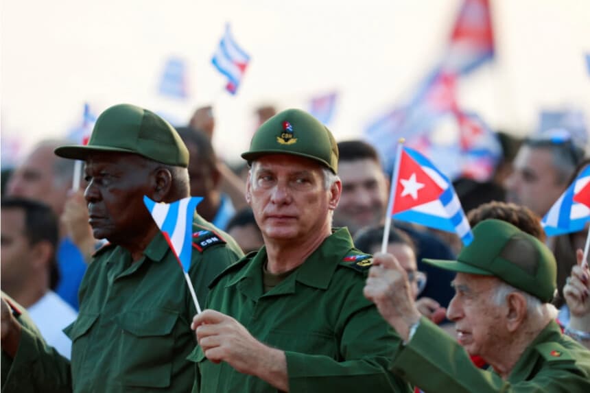 El líder cubano Miguel Díaz-Canel asiste a una manifestación convocada por las autoridades cubanas para protestar contra las políticas estadounidenses hacia la isla, incluyendo la acusación contra el expresidente, en La Habana el 22 de mayo de 2026. (Norlys Pérez/Reuters).