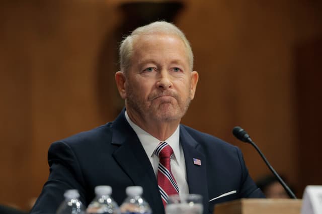 Ronald Johnson, el entonces candidato del presidente estadounidense Donald Trump para embajador de Estados Unidos en México, habla durante una audiencia de nominación del Comité de Relaciones Exteriores del Senado en el edificio Dirksen del Senado, el 13 de marzo de 2025 en Washington, D. C. (Anna Moneymaker/Getty Images)