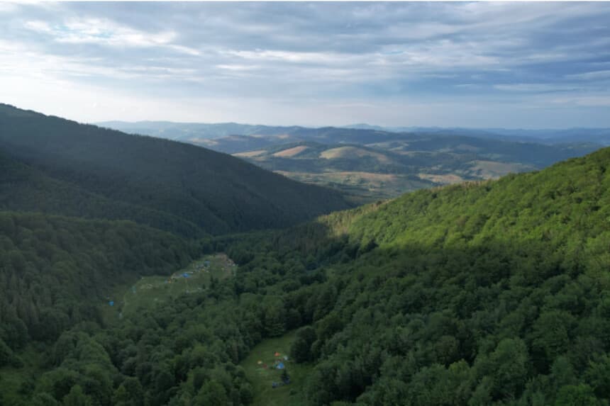 Panorámica aérea de un camping y una colina de montaña en los Cárpatos, en Podobovets, Ucrania, el 7 de julio de 2023. (Alex Babenko/Getty Images).