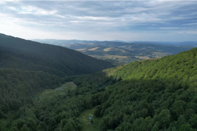 Panorámica aérea de un camping y una colina de montaña en los Cárpatos, en Podobovets, Ucrania, el 7 de julio de 2023. (Alex Babenko/Getty Images).