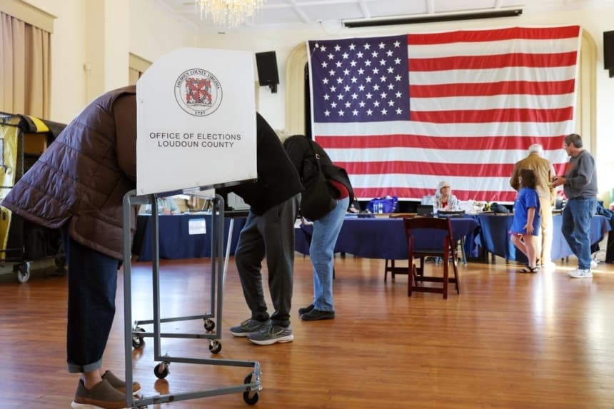 Los votantes completan sus boletas en un centro de votación ubicado en la Old Stone School de Hillsboro, Virginia, el 4 de noviembre de 2025. (Anna Moneymaker/Getty Images)