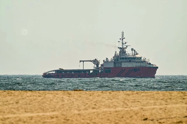 Un barco navega frente a la costa de Ajman, en los Emiratos Árabes Unidos, el 10 de julio de 2026. (AFP vía Getty Images).