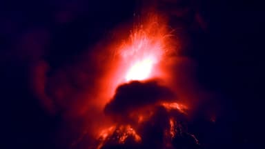Crece la actividad del volcán de Fuego; autoridades evacúan dos aldeas guatemaltecas