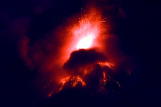 Fotografía que muestra el volcán de Fuego en erupción este martes, en Alotenango a 65 kilometros al suroeste de Ciudad de Guatemala (EFE/ Alex Cruz)