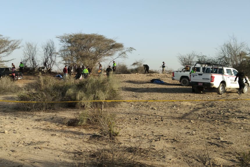 Integrantes la Policía de Perú operan en la zona donde una avioneta que sobrevolaba sobre las Líneas de Nazca se estrelló y dejó 13 personas fallecidas, entre ellos 11 turistas en la municipalidad provincial de Nazca, Perú. (EFE/Victor Quilca)