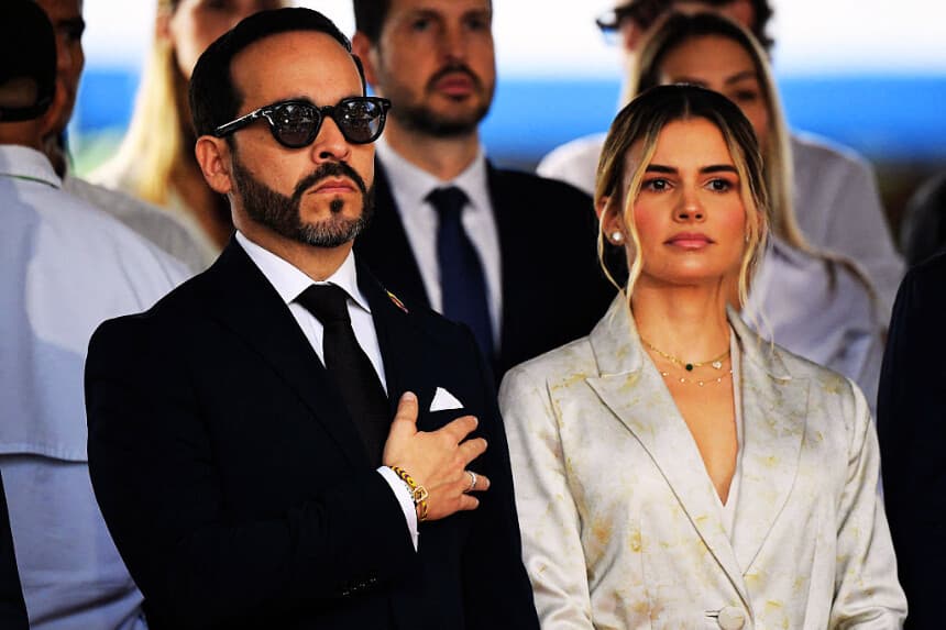 El presidente electo de Colombia, Abelardo de la Espriella, y su esposa, Ana Lucía Pineda, asisten a un desfile militar en conmemoración del Día de la Independencia de Colombia en Medellín, el 20 de julio de 2026. (Jaime SALDARRIAGA / AFP vía Getty Images)