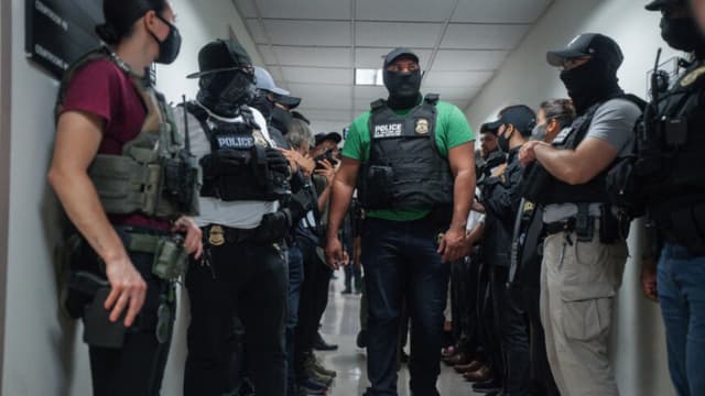 Jueza dictamina que Nueva York no puede prohibir que los agentes federales usen máscaras