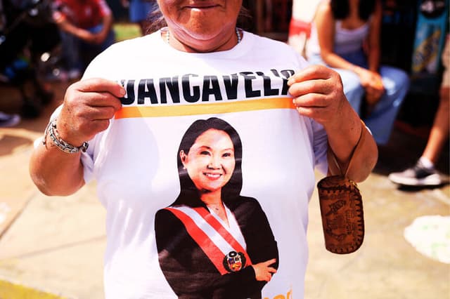Una simpatizante de la presidenta de Perú, Keiko Fujimori, asiste a un desfile militar para celebrar las Fiestas Nacionales de Perú, en Lima, el 29 de julio de 2026. (Connie FRANCE / AFP vía Getty Images)