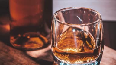 Las personas que beben alcohol tienen más bacterias dañinas en la boca, según estudio